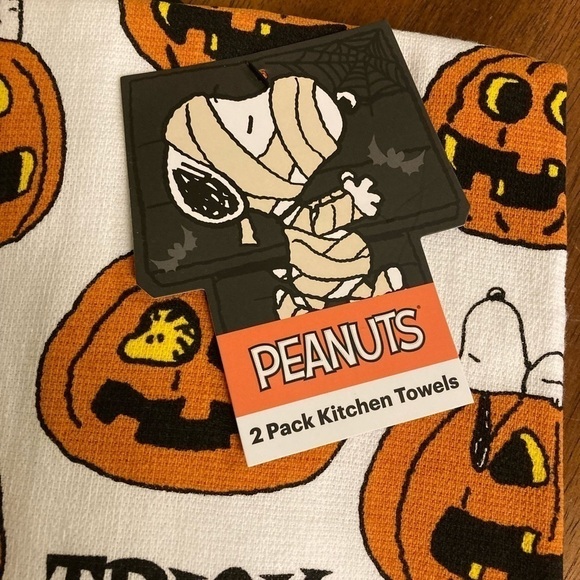 NWT PEANUTS SNOOPY TRICK OR TREAT JACK O LANTERNS KITCHEN TOWELS SET OF 2 - Picture 3 of 4